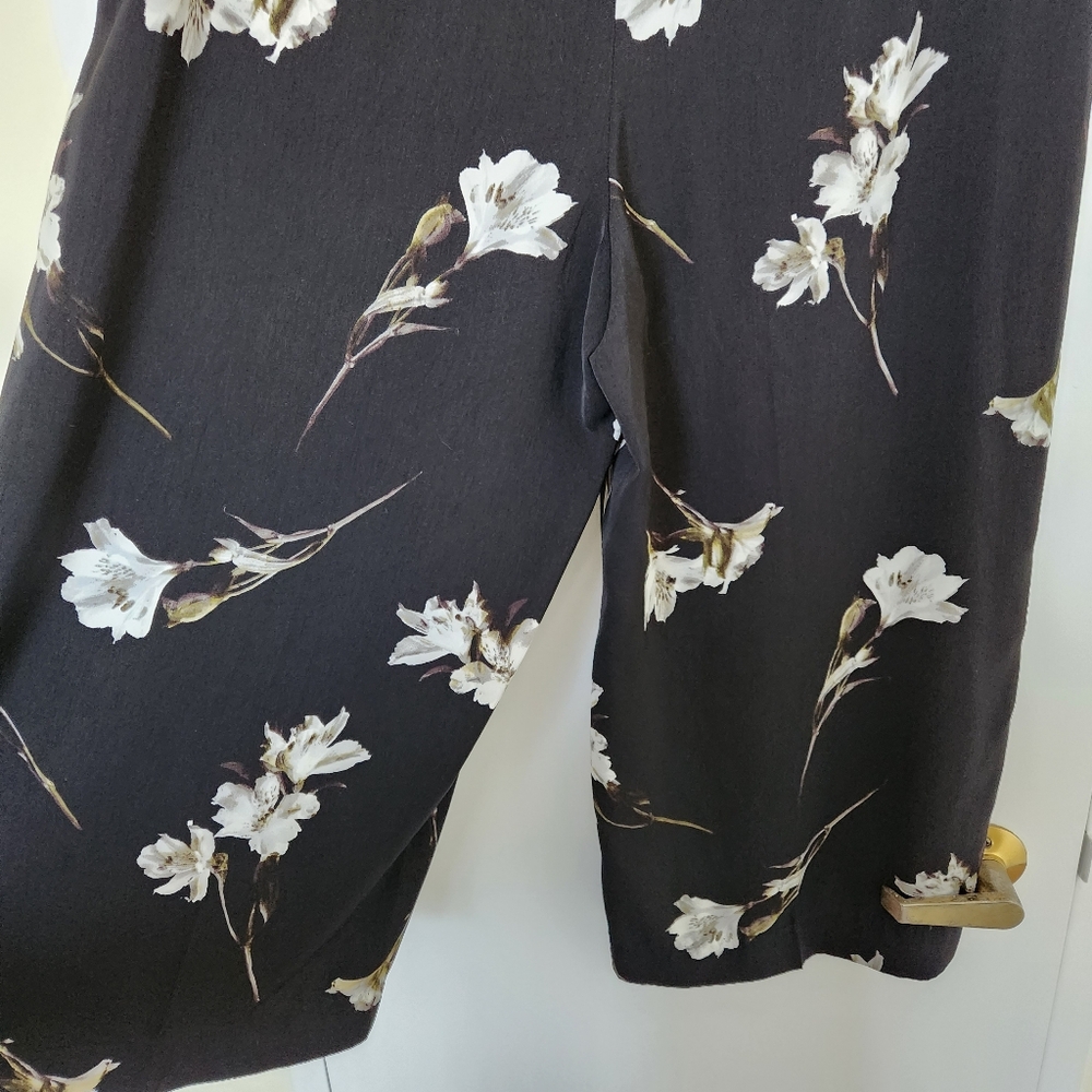 NWT Le Chateau Black Floral Cropped Wide Leg Pant - Picture 6 of 10